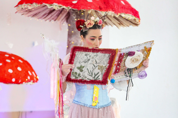 Aliağa Belediyesi Orman Tiyatrosu'nun ilk oyunu sahnede