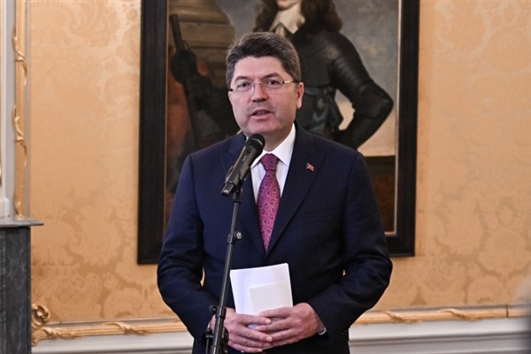 Bakan Tunç, Lahey'deki temaslarını sürdürüyor