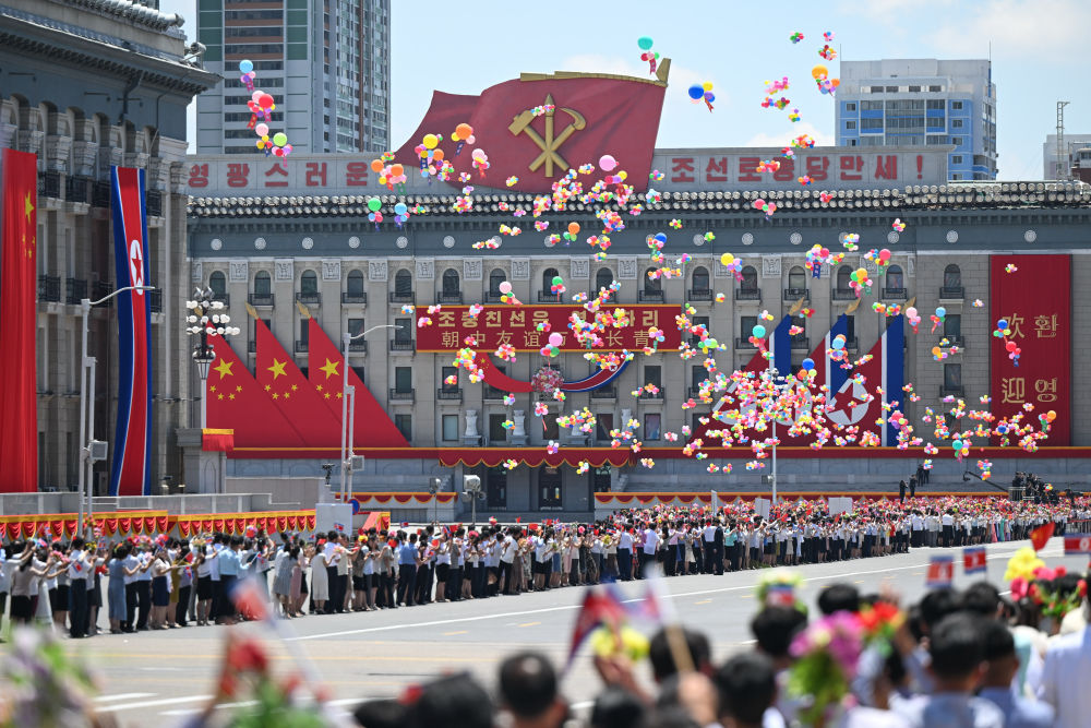 Xi Jinping, Kim Jong Un tarafından törenle karşılandı<