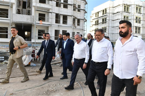 Karaloğlu ve Pehlivan Şanlıurfa'da deprem konutlarını inceledi <
