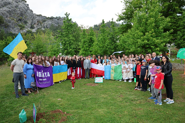 Marmaris Uluslararası Çocuk Festivali barış ve kardeşlik mesajıyla başladı<