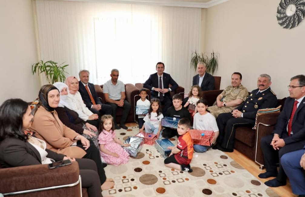 Bitlis Valisi Karakaya’dan şehit ailelerine bayram ziyareti<