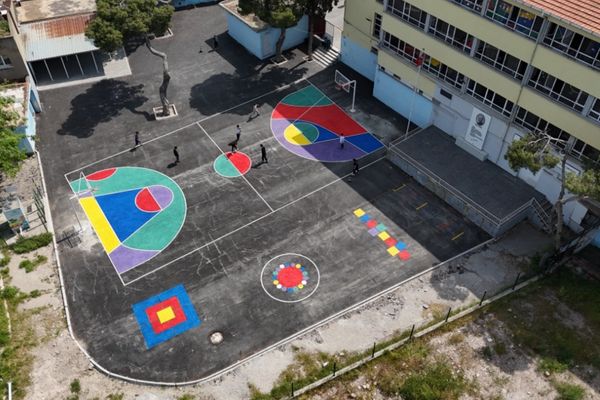 Konak’ta okul bahçeleri “Renkli Yol” uygulamasıyla yenilendi