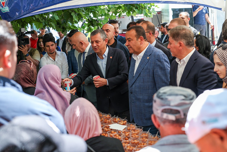 CHP Genel Başkanı Özel, Ferdi Zeyrek hayrına lokma dağıttı