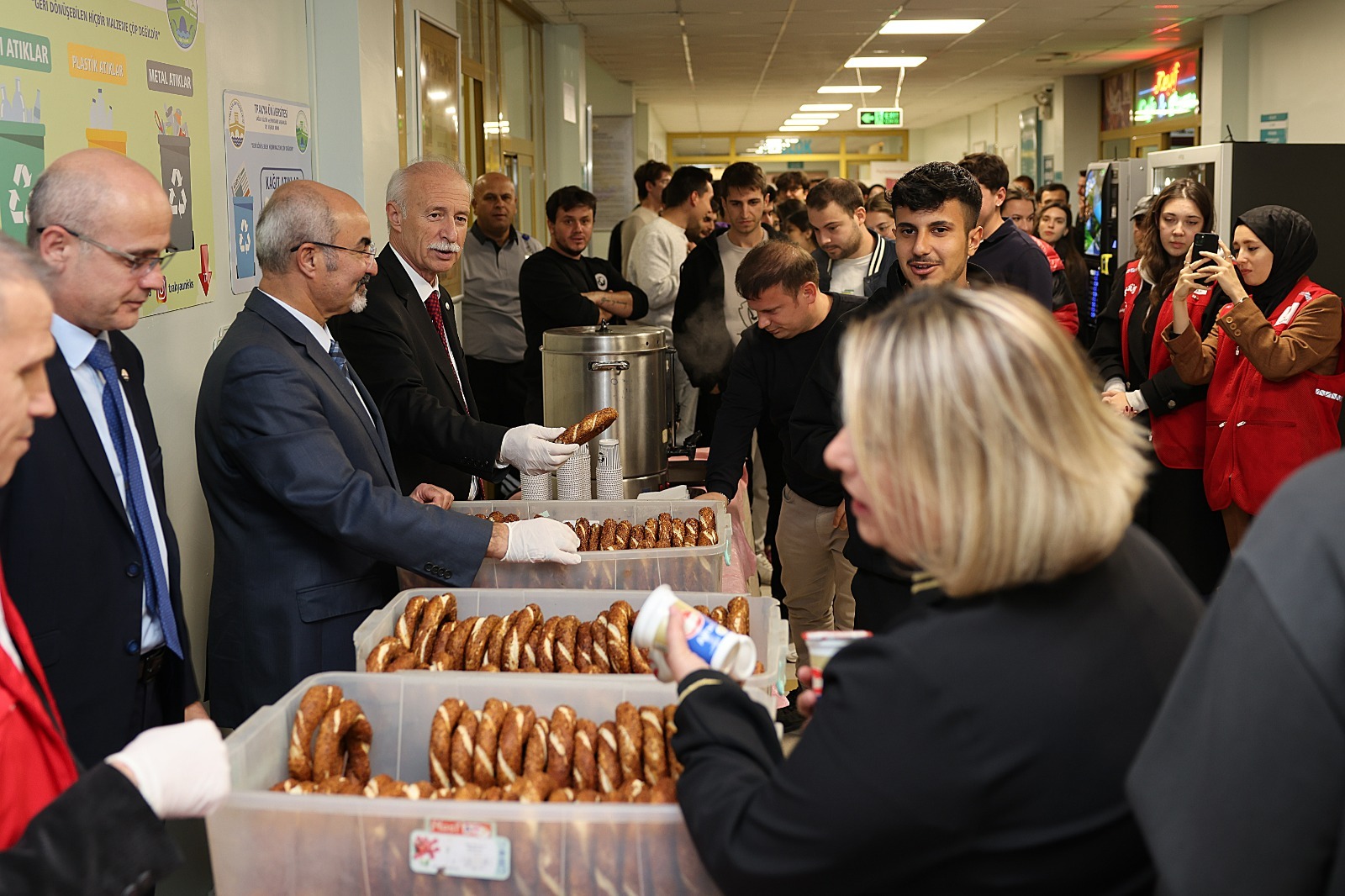 Trakya Üniversitesi Rektörü Hatipler, öğrencilere simit dağıttı