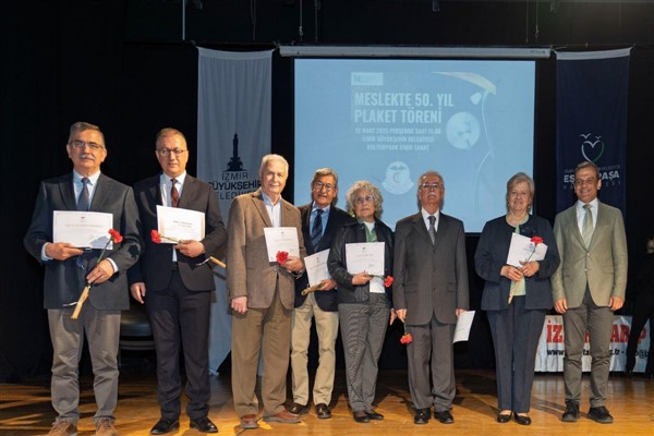 İzmir'de meslekte 50 yılı deviren sağlık çınarlarına onur plaketleri takdim edildi