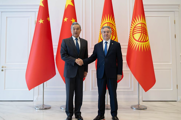 Wang Yi, Kırgız mevkidaşı Kulubaev ile görüştü<