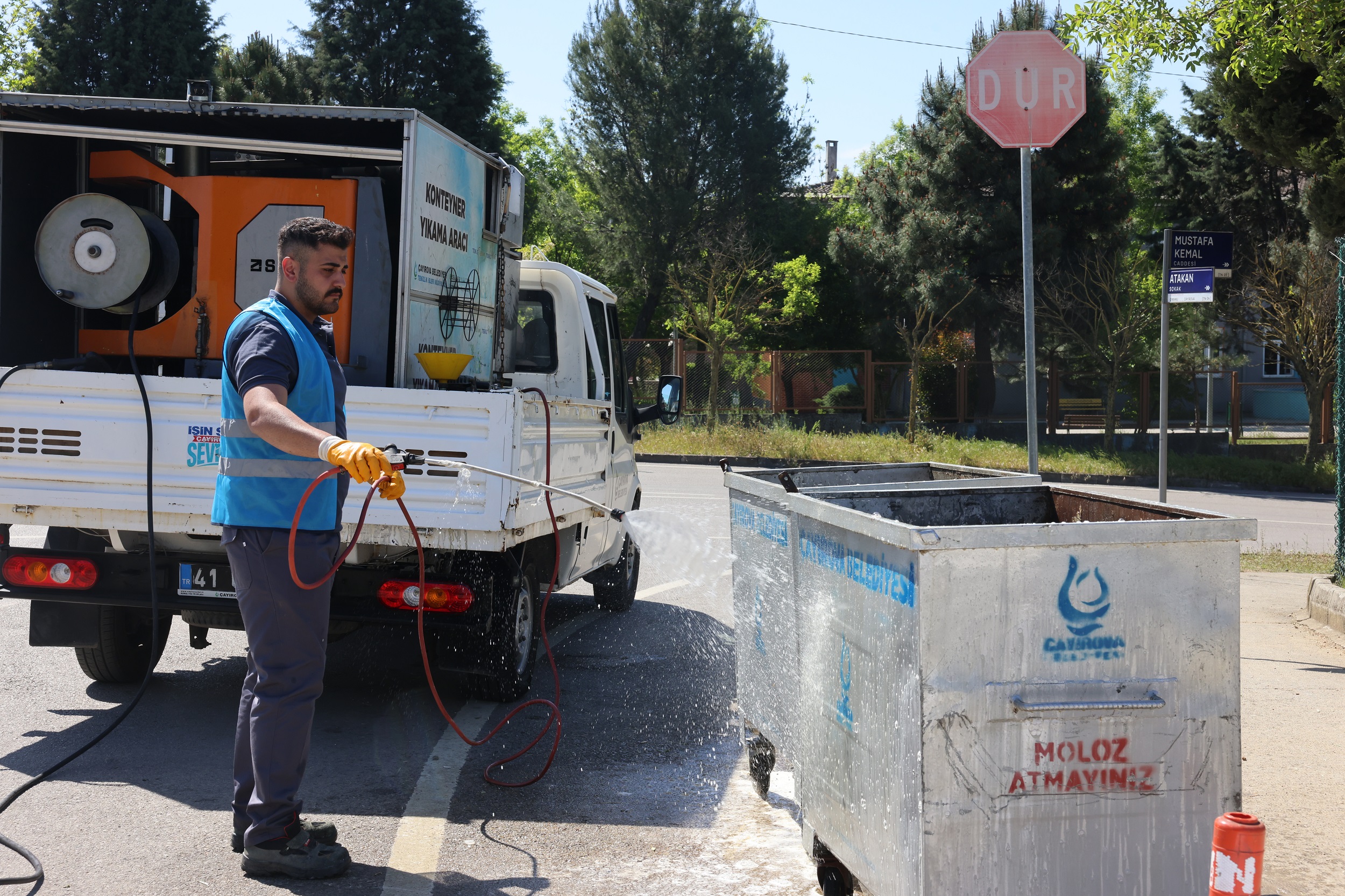 Çayırova'da çöp konteynerleri yerinde yıkanıyor