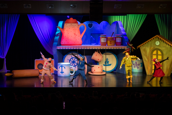 Mersin'de “Bisküvi Adam” oyunu sahnelendi<