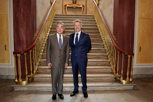 Danimarka Kralı Frederik X, Wang Yi’yi kabul etti<