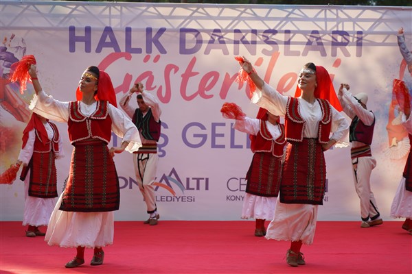 Konyaaltı Belediyesi Halk Dansları Gösterileri düzenledi