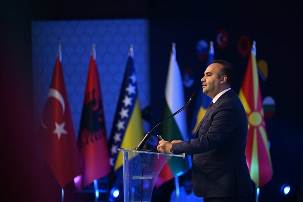 Bakan Kacır: Gençlerin hayallerine sermaye, projelerine ortak oluyoruz
