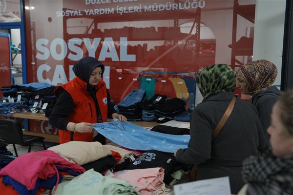 Düzce'de 1800 çocuğa bayramlık dağıtımına başlandı<