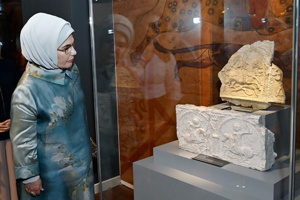 Emine Erdoğan, Anadolu Selçukluları Sergisi'ni ziyaret etti