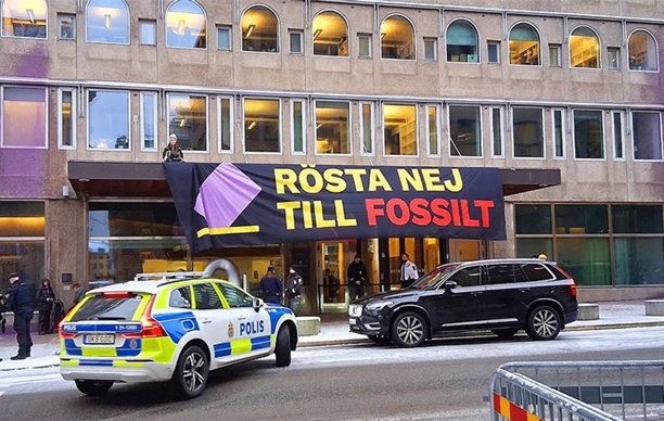 İsveç'te çevre aktivistleri hükümet binasının çatısına çıktı<