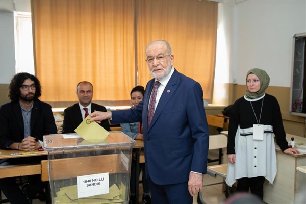 Saadet Partisi Genel Başkanı Karamollaoğlu, oyunu kullandı