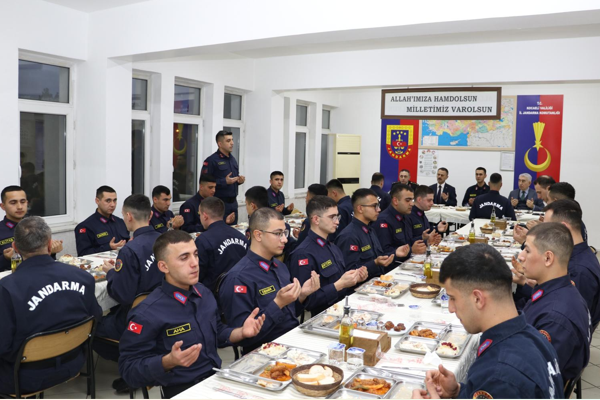 Kocaeli Valisi Aktaş, jandarma erlerle bir araya geldi