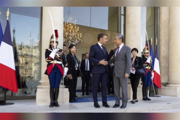 Fransa Cumhurbaşkanı Macron, Çin Dışişleri Bakanı Wang’ı kabul etti<