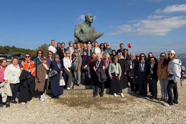 İzmir’de 250 genç Cumhuriyet için yürüdü, 200 kadın Çanakkale’yi gezdi<