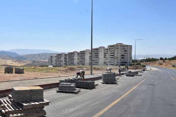 Siirt’te kaldırım yenileme çalışmaları sürüyor
