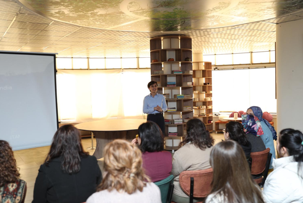 Kayapınar'da kadınlar “Period. End of Sentence” belgeselini izledi<