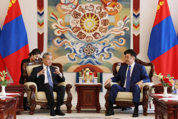 Moğolistan Cumhurbaşkanı Khurelsukh Wang Yi’yi kabul etti<