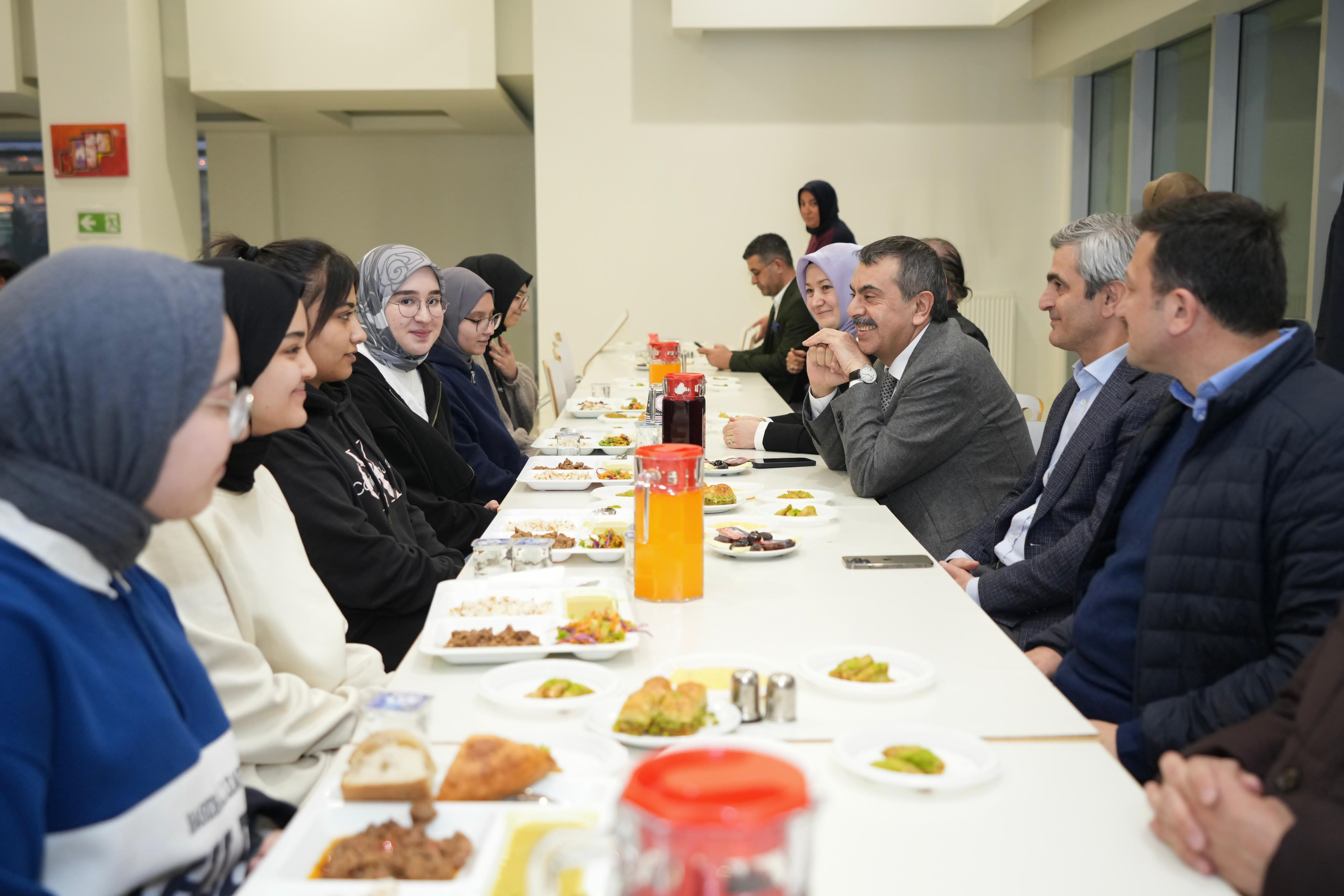 Bakan Tekin, öğrenci, öğretmen ve velilerle iftar sofrasında buluştu<