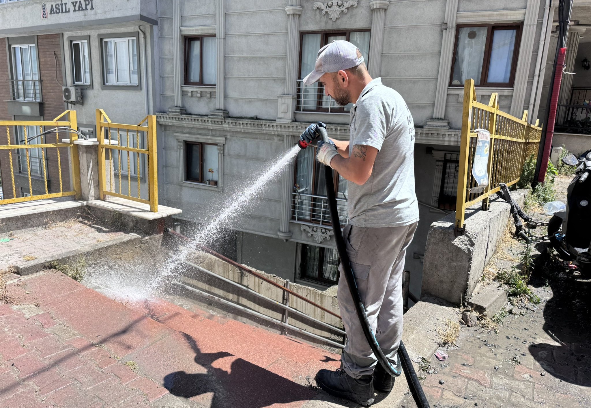 Kâğıthane Belediyesi, sokak yıkama çalışmalarını sürdürüyor<
