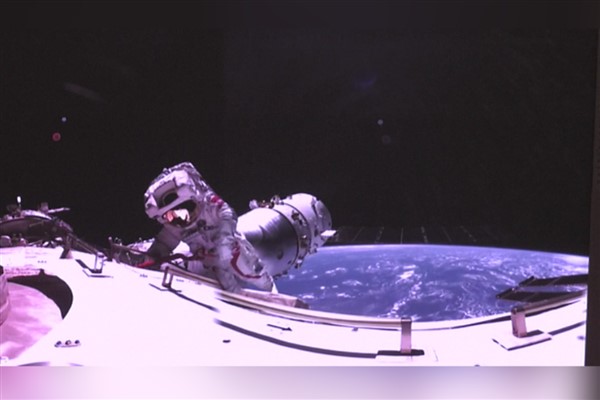 Shenzhou-17'deki astronotlar ilk uzay aracı dışı bakım görevini yaptı