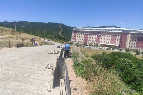 İzmit Belediyesi'nden Kabaoğlu’nda parapet çalışması<