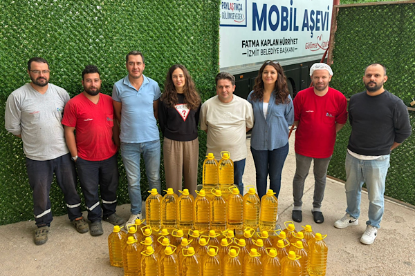 İzmit Belediyesi’nden Aşevi’ne 335 litre ayçiçeği yağı<