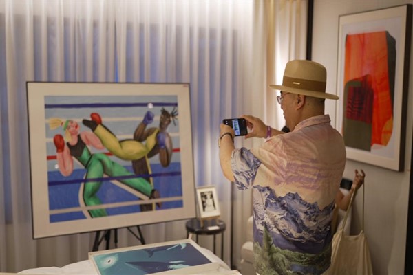 Otel odalarında düzenlenen sanat sergisi yaşamın güzelliğini yaşatıyor<