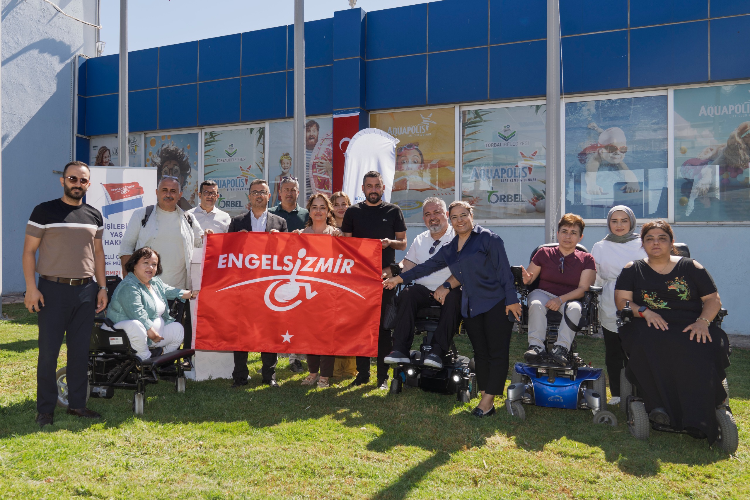 İzmir’de 100’üncü Kırmızı Bayrak Torbalı’daki yüzme havuzuna verildi<