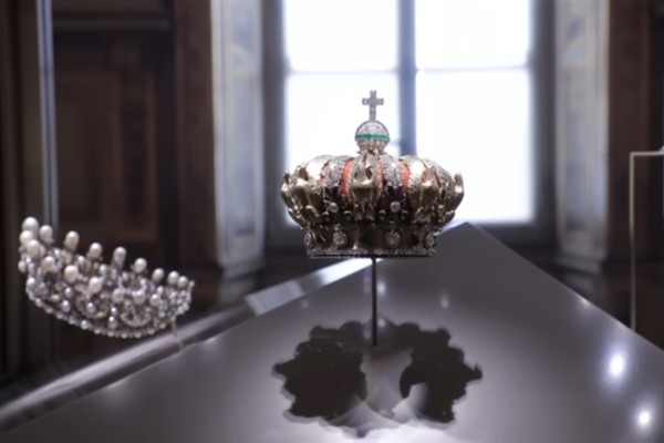Louvre Müzesi'nden mücevher hırsızlığıyla ilgili iki kişinin tutuklandığı bildirildi<