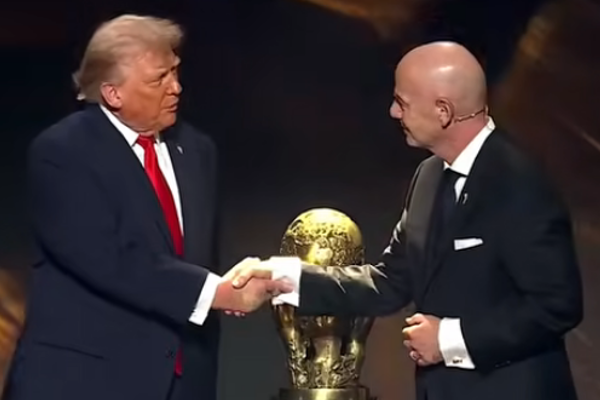 Donald Trump, FIFA'nın yeni tartışmalı barış ödülünü aldı<