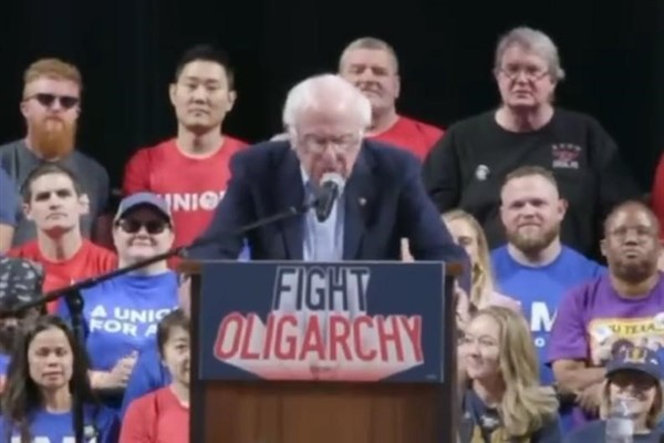Bernie Sanders, İran saldırıları ile Irak işgali arasında benzerlikler çizdi <