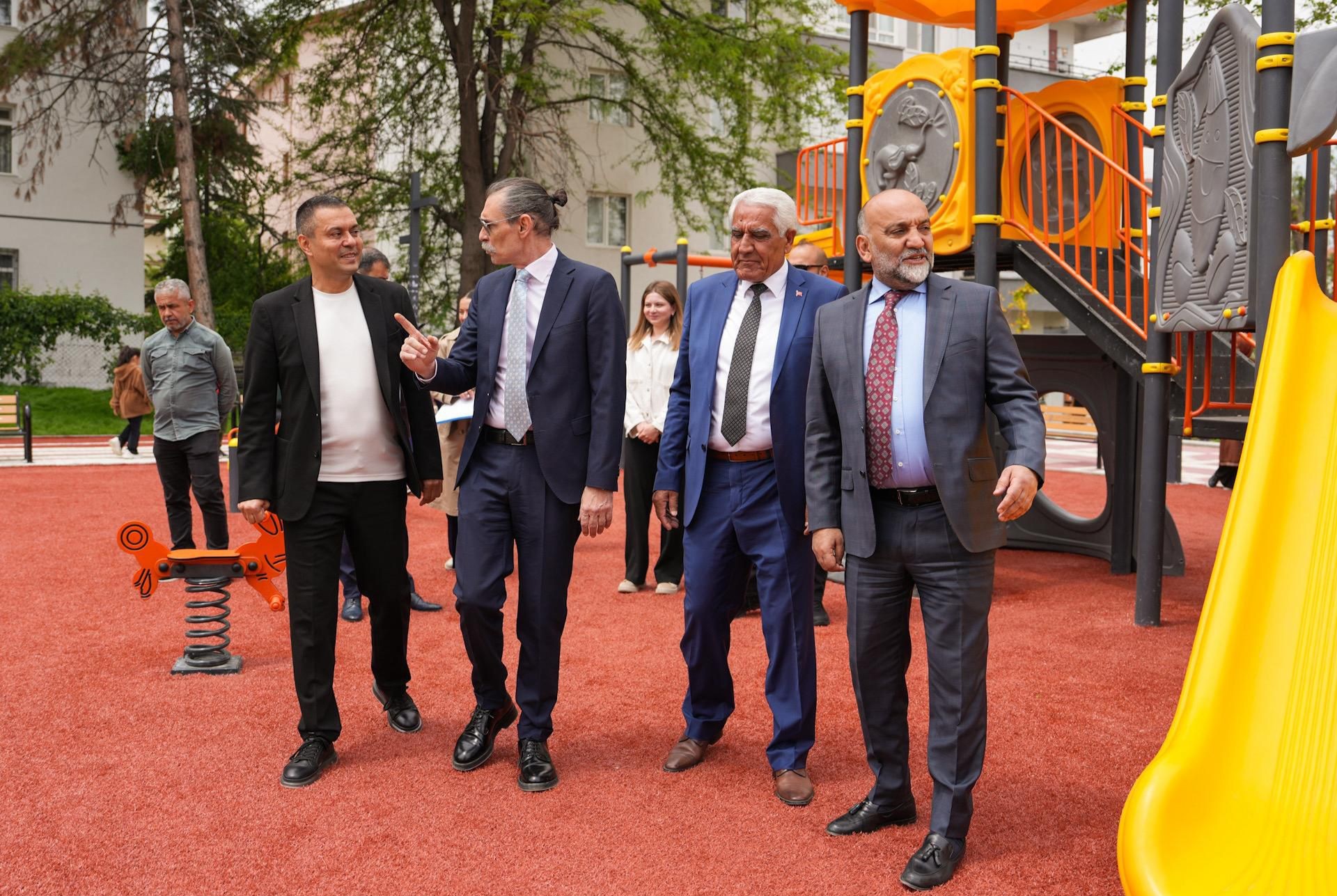 Başkan Beşikcioğlu, çalışma yapılan park alanlarını inceledi<