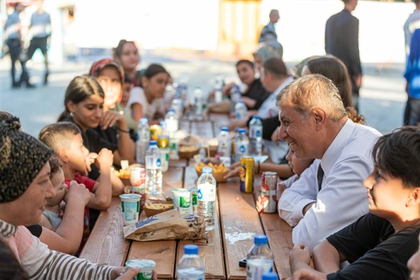 Başkan Tugay, İEF'te anne ve çocuklarla bir araya geldi<