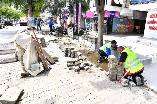 İzmir’de kaldırımlar yenileniyor<