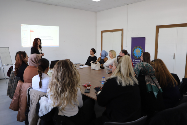 Diyarbakır'da kadınlara toplumsal cinsiyet eşitliği eğitimi