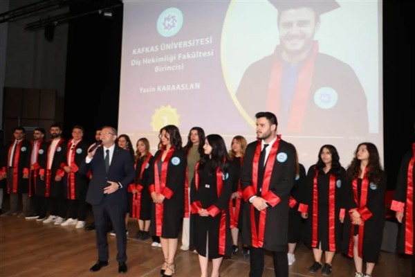 Kafkas Üniversitesi'nde mezuniyet coşkusu<