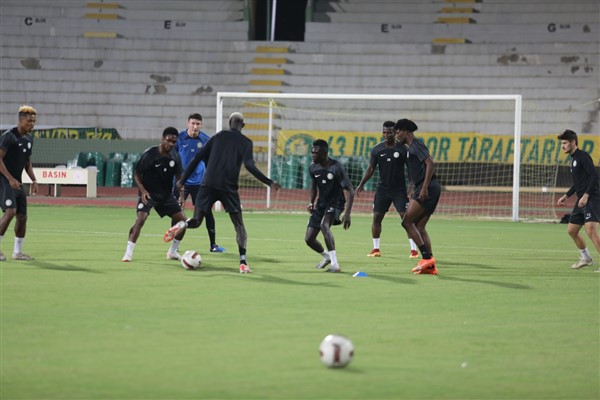 Şanlıurfaspor 11 Nisan Stadı'nda hazırlıklarını sürdürdü