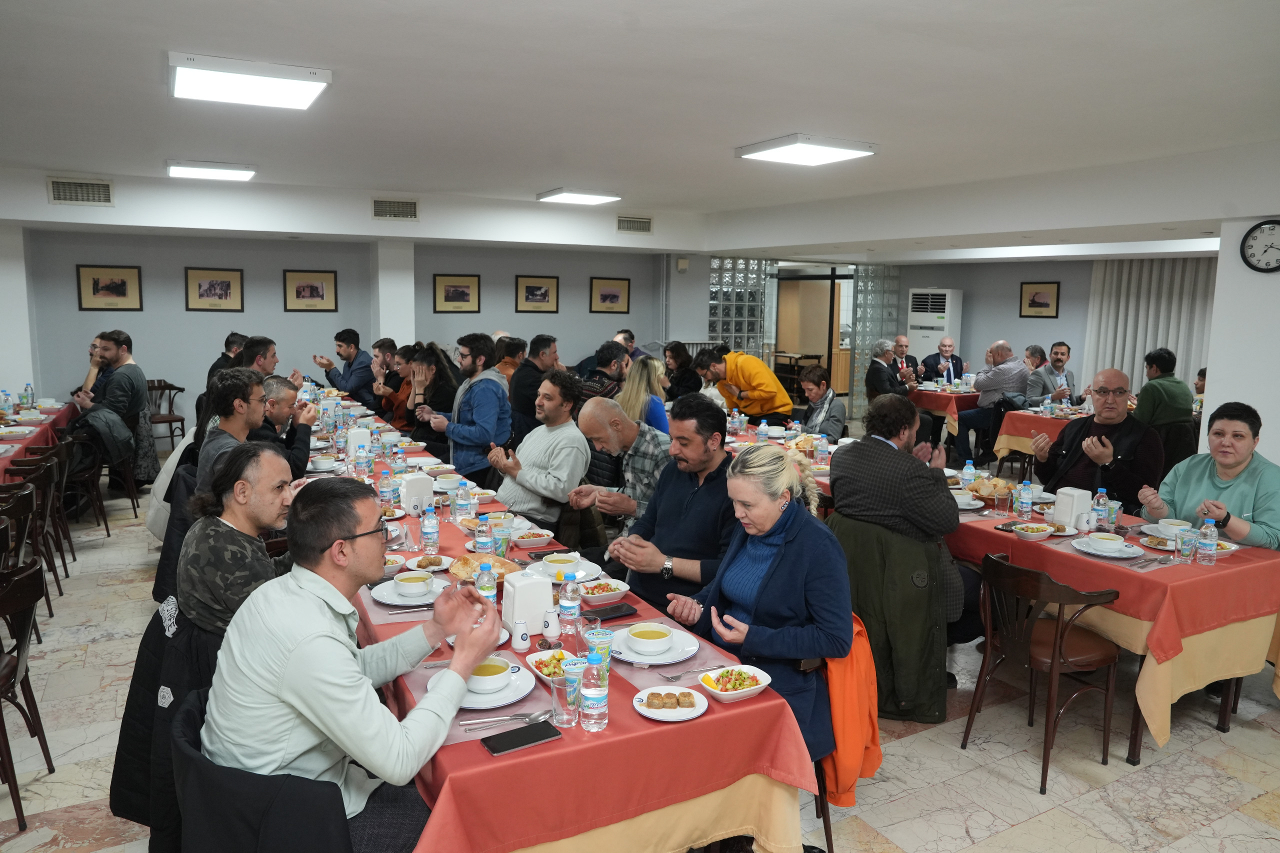 Eskişehirliler, iftar davetlerinde buluşmaya devam ediyor<