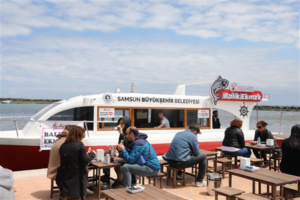 Büyükşehirin Balık Ekmek Teknesi hizmete açıldı<