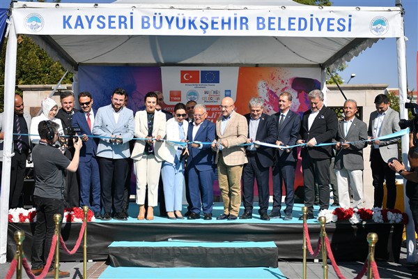 Kayseri'de Mobil Dijital Gençlik Merkezi açıldı
