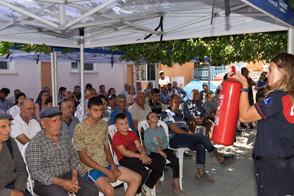 İzmir'de “Yangına Dirençli Köy” projesi Kiraz Cevizli'de sürüyor<