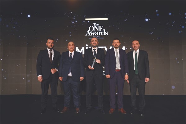 Eminevim, The ONE Awards’ta “Yılın En İtibarlı Markası” seçildi<