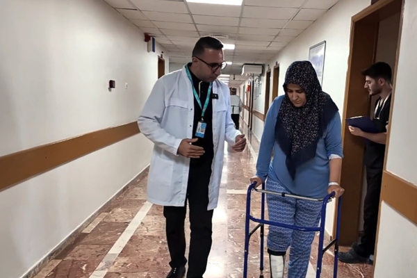 Genç hastaya kalça protezini ertelemek için damarlı fibula grefti uygulandı