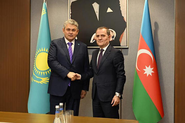 Kazakistan Dışişleri Bakanı Kosherbayev Azeri mevkidaşı Bayramov ile görüştü<