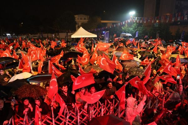 Bursa’da yağmura rağmen Cumhuriyet coşkusu yaşandı